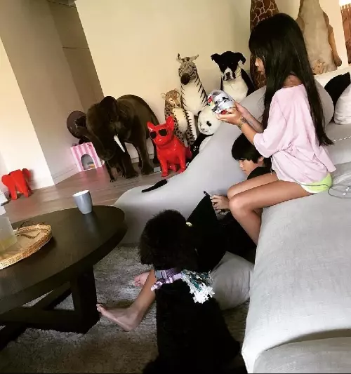 曹格9歲女超狂身材曝光!迷你熱褲大曬零贅肉神級長腿