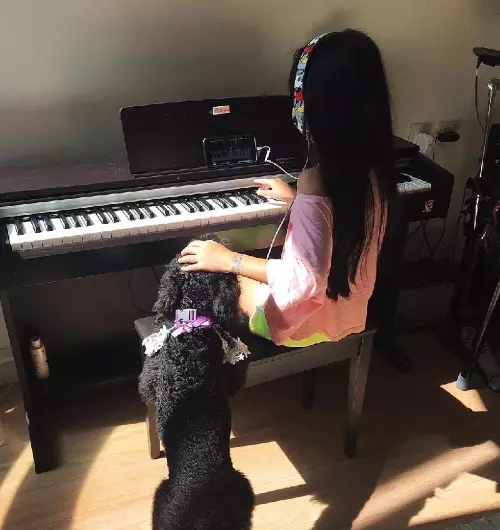 曹格9歲女超狂身材曝光!迷你熱褲大曬零贅肉神級長腿