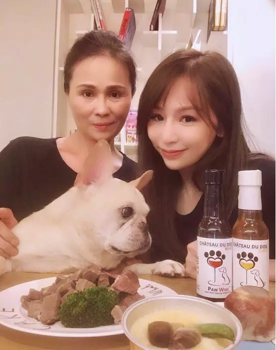 37歲王心凌曬母女美照:一身黑T似媽媽翻版,整沒整容一目了然!