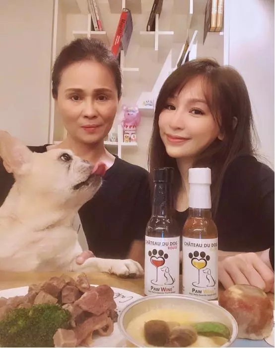 37歲王心凌曬母女美照:一身黑T似媽媽翻版,整沒整容一目了然!