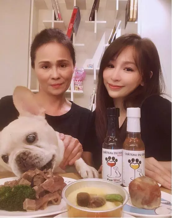 37歲王心凌曬母女美照:一身黑T似媽媽翻版,整沒整容一目了然!