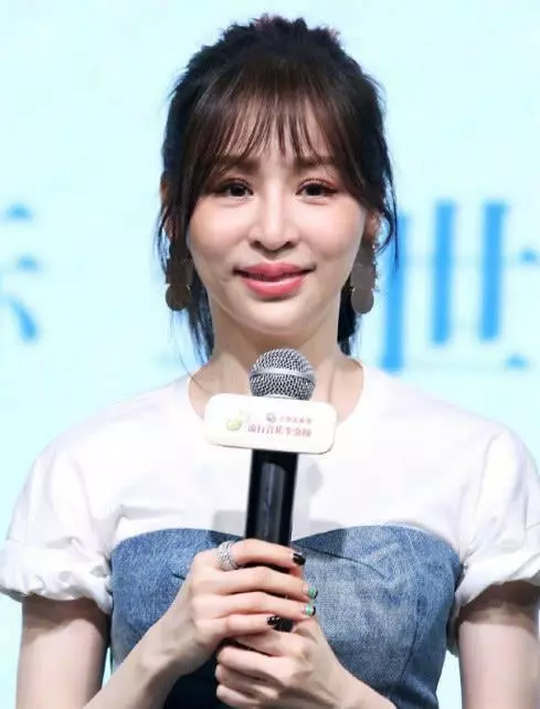37歲王心凌曬母女美照:一身黑T似媽媽翻版,整沒整容一目了然!