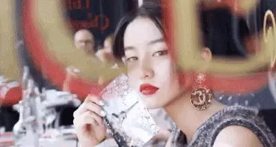 出身名門,被譽「英倫赫本」,曾陷焦慮厭食,如今靠實力擺脫花瓶標籤