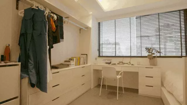 房價太高買不起,22個陌生男女合租一棟樓同居,公用豪華大客廳