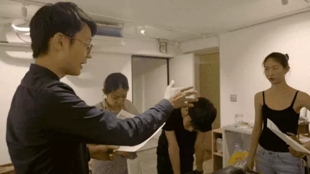 房價太高買不起,22個陌生男女合租一棟樓同居,公用豪華大客廳