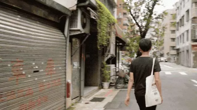 房價太高買不起,22個陌生男女合租一棟樓同居,公用豪華大客廳
