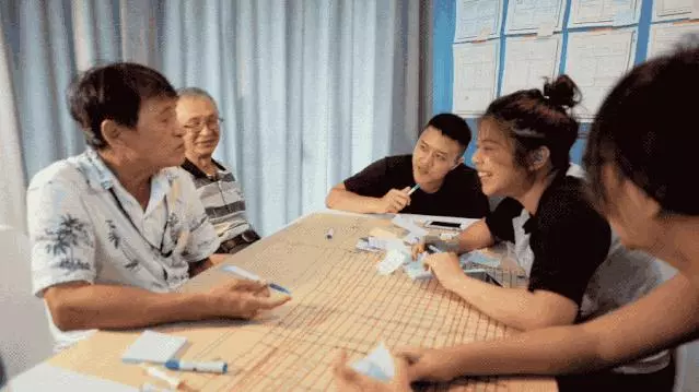 房價太高買不起,22個陌生男女合租一棟樓同居,公用豪華大客廳