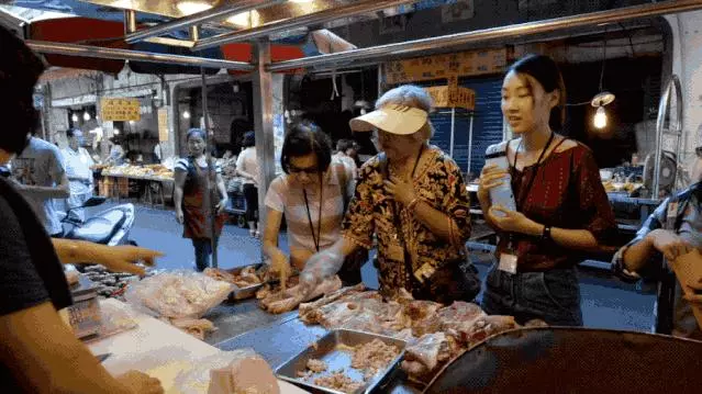 房價太高買不起,22個陌生男女合租一棟樓同居,公用豪華大客廳