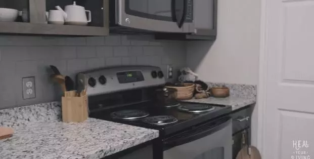 家裡一件家具都沒有???姑娘你這5年怎麼過的…