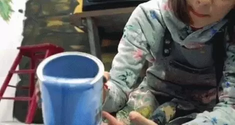 00後女孩,2歲畫畫,11歲辦畫展,驚艷了全世界,很多名人都慕名而來想做她的模特