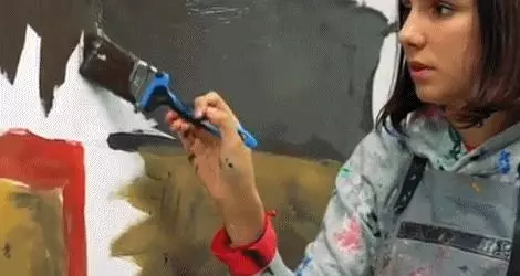00後女孩,2歲畫畫,11歲辦畫展,驚艷了全世界,很多名人都慕名而來想做她的模特