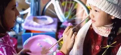 00後女孩,2歲畫畫,11歲辦畫展,驚艷了全世界,很多名人都慕名而來想做她的模特