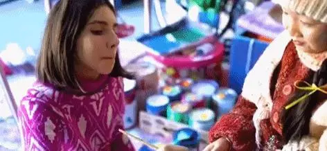 00後女孩,2歲畫畫,11歲辦畫展,驚艷了全世界,很多名人都慕名而來想做她的模特