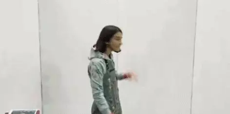 00後女孩,2歲畫畫,11歲辦畫展,驚艷了全世界,很多名人都慕名而來想做她的模特