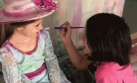 00後女孩,2歲畫畫,11歲辦畫展,驚艷了全世界,很多名人都慕名而來想做她的模特