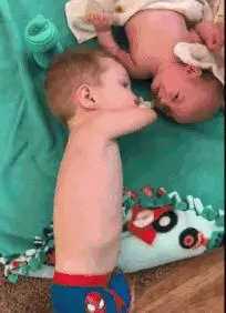 6歲兒子天生無臂,年輕寶媽的教育方式刷爆朋友圈:人生抓到爛牌,該怎麼打?