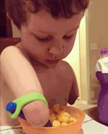 6歲兒子天生無臂,年輕寶媽的教育方式刷爆朋友圈:人生抓到爛牌,該怎麼打?