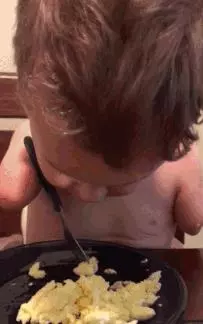 6歲兒子天生無臂,年輕寶媽的教育方式刷爆朋友圈:人生抓到爛牌,該怎麼打?
