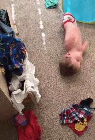 6歲兒子天生無臂,年輕寶媽的教育方式刷爆朋友圈:人生抓到爛牌,該怎麼打?