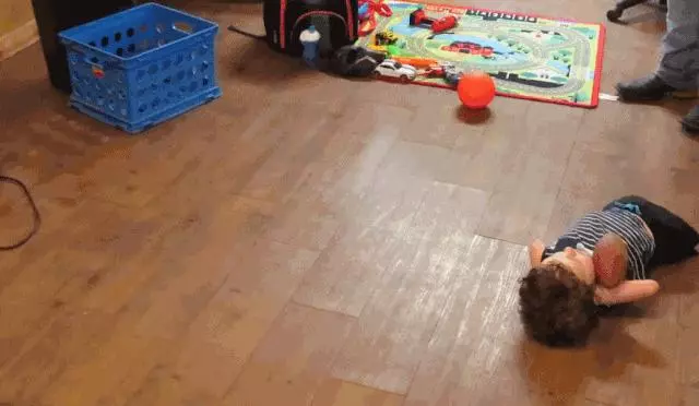 6歲兒子天生無臂,年輕寶媽的教育方式刷爆朋友圈:人生抓到爛牌,該怎麼打?