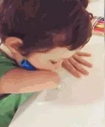 6歲兒子天生無臂,年輕寶媽的教育方式刷爆朋友圈:人生抓到爛牌,該怎麼打?