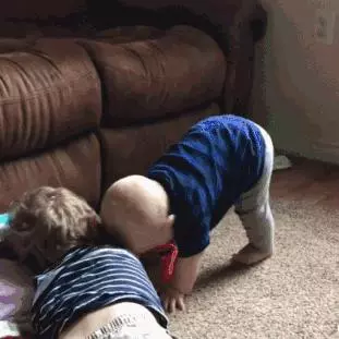 6歲兒子天生無臂,年輕寶媽的教育方式刷爆朋友圈:人生抓到爛牌,該怎麼打?