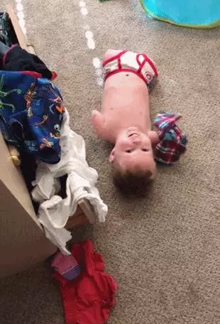 6歲兒子天生無臂,年輕寶媽的教育方式刷爆朋友圈:人生抓到爛牌,該怎麼打?