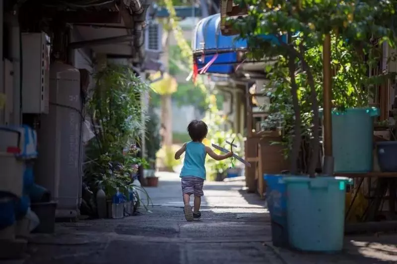 日本攝影師曝光兒子私房照,背景卻意外走紅:這才是我們嚮往的夏天