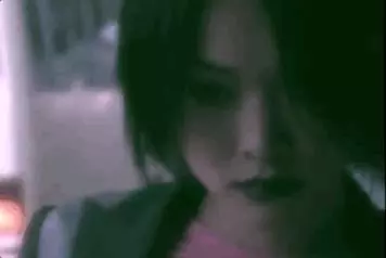 曾與王菲齊名,為渣男被捕,昔日歌后街頭賣唱:寫歌的人最無情,唱歌的人斷了魂