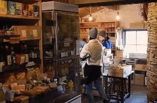 爆紅日本的鄉間小店,一周開三天,靠賣兩款麵包,年入一億日元