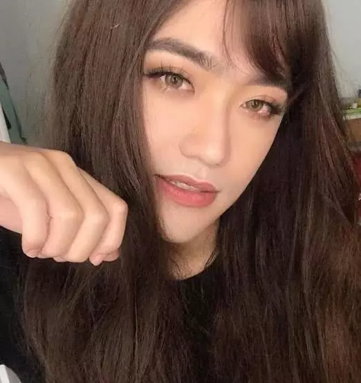 女孩閒來無事給男友化妝並上傳至網路,網友:簡直比女孩還漂亮!