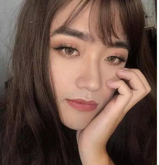 女孩閒來無事給男友化妝並上傳至網路,網友:簡直比女孩還漂亮!