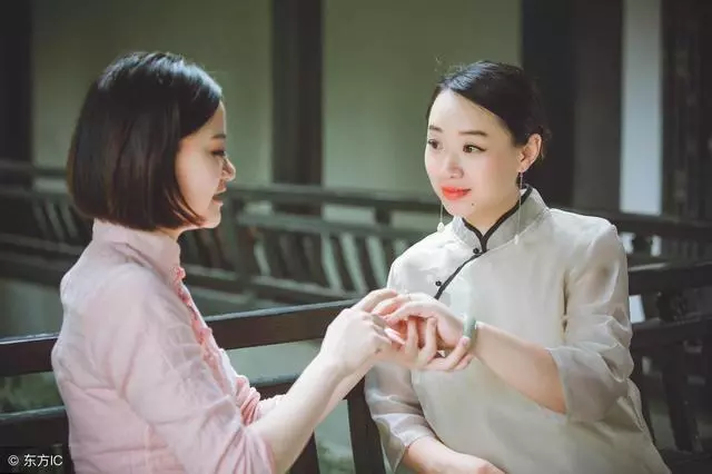 妯娌幫我帶兒子三年,我給她五萬,回家打開兒子裝衣物的袋子愣了