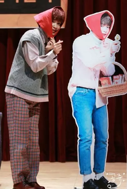 鄭世雲實力寵飯,為讓粉絲坐的舒服親自要求換椅子? – idolworld