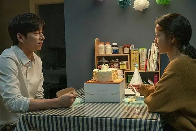 是「死鬼CP」,孔劉、李棟旭出席好友婚禮久違同框,合體比愛心 – idolworld