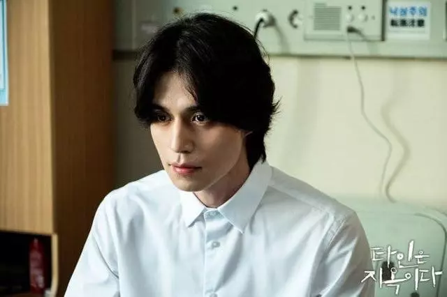 是「死鬼CP」,孔劉、李棟旭出席好友婚禮久違同框,合體比愛心 – idolworld