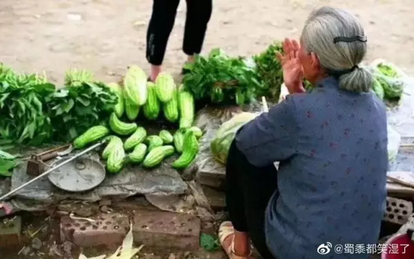 路邊阿婆賣「凹凸不平灰豆」女兒吵著要買!媽媽不耐煩「女兒回答讓她秒泛淚」萬人推爆:生了個天使