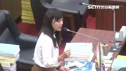 這次不翻白眼!黃捷大頭貼竟放這款…海邊「清涼照」曝光 | 鬼島狂新聞