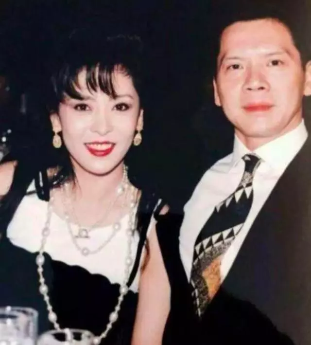 向華強慶結婚39年「捧玫瑰唱情歌」罕見告白 向太「溫柔背後擁抱丈夫」笑容如初戀少女