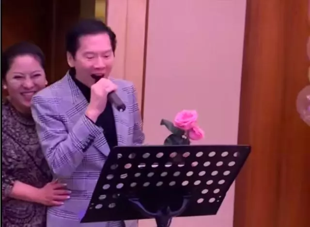 向華強慶結婚39年「捧玫瑰唱情歌」罕見告白 向太「溫柔背後擁抱丈夫」笑容如初戀少女
