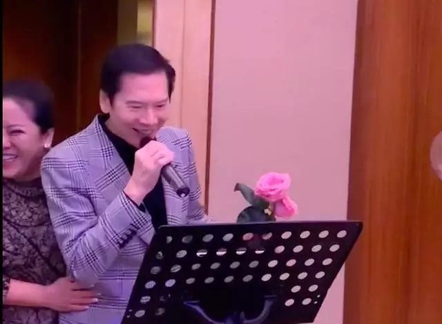 向華強慶結婚39年「捧玫瑰唱情歌」罕見告白 向太「溫柔背後擁抱丈夫」笑容如初戀少女