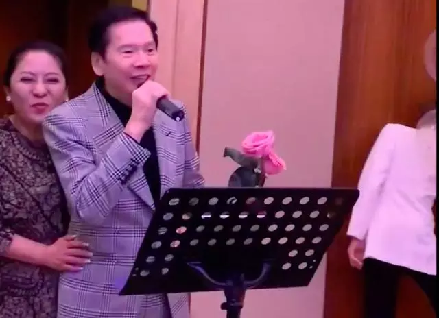 向華強慶結婚39年「捧玫瑰唱情歌」罕見告白 向太「溫柔背後擁抱丈夫」笑容如初戀少女