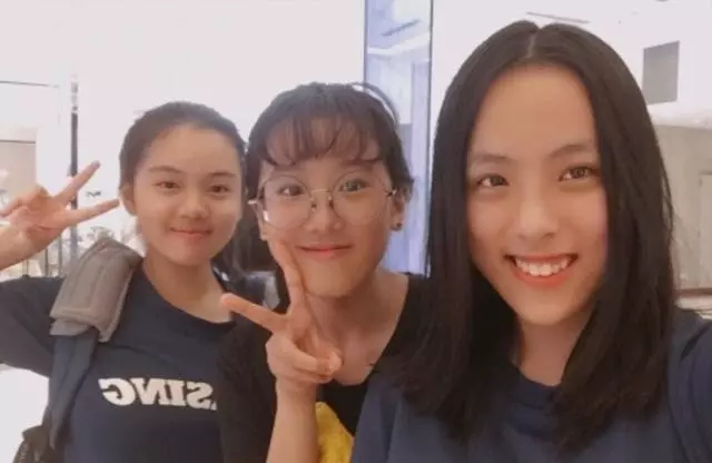 賈靜雯穿華麗禮服競爭視後,咘咘波妞電視前不停招手為媽媽打call