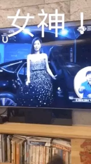 賈靜雯穿華麗禮服競爭視後,咘咘波妞電視前不停招手為媽媽打call