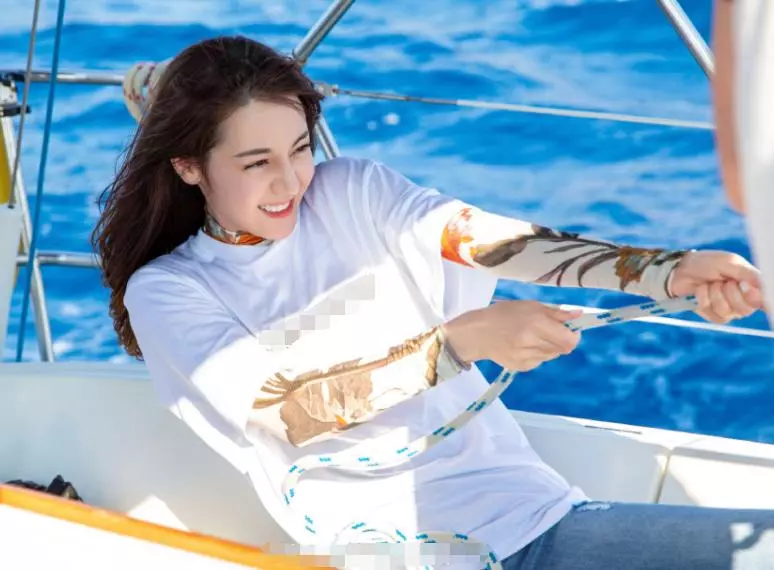 兩位新疆美女「同曬遊艇照」!熱巴演繹陽光美少女,另一側娜扎穿露背泳裝大秀迷人身材,網友:晃到我的眼睛了!