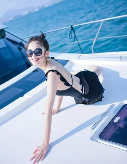兩位新疆美女「同曬遊艇照」!熱巴演繹陽光美少女,另一側娜扎穿露背泳裝大秀迷人身材,網友:晃到我的眼睛了!