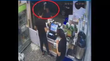 一言不合就砸杯!不滿店家多問幾次甜度冰塊,在門口連砸兩杯飲料嚇傻店員