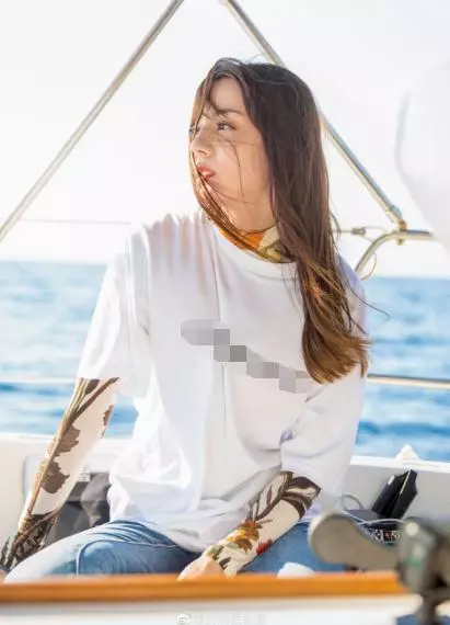 兩位新疆美女「同曬遊艇照」!熱巴演繹陽光美少女,另一側娜扎穿露背泳裝大秀迷人身材,網友:晃到我的眼睛了!