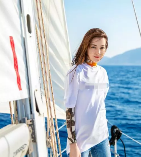 兩位新疆美女「同曬遊艇照」!熱巴演繹陽光美少女,另一側娜扎穿露背泳裝大秀迷人身材,網友:晃到我的眼睛了!