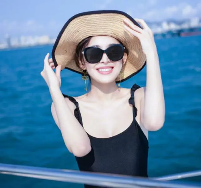 兩位新疆美女「同曬遊艇照」!熱巴演繹陽光美少女,另一側娜扎穿露背泳裝大秀迷人身材,網友:晃到我的眼睛了!